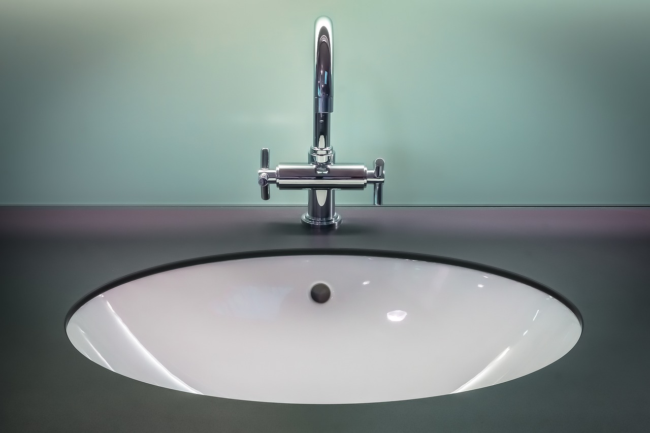 Soluzione fai da te per eliminare cattivo odore dal lavandino, con ingredienti naturali.